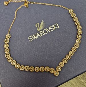 RARE 💎 Swarovski Angelic Square Halo V-Shaped Necklace in Rose Gold
